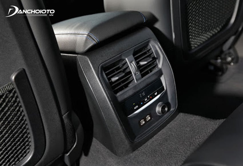 BMW 330i 2023 có cửa gió và bảng điều khiển riêng cho hàng ghế sau