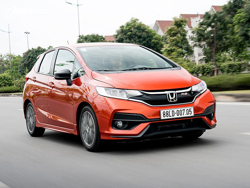 Hệ thống lái Honda Jazz được trang bị trợ lực điện nên vô lăng khá nhẹ