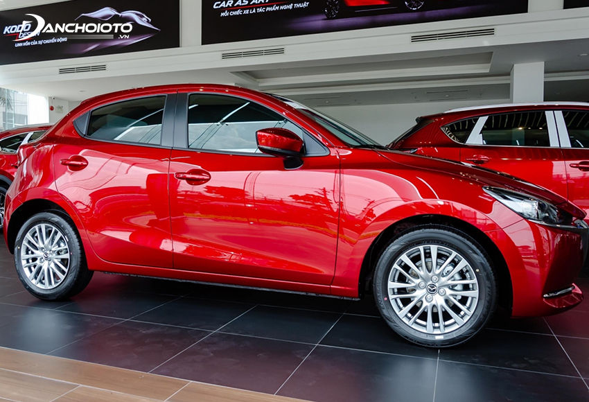 Thân xe Mazda 2 2023 gọn gàng, thiết kế sống động với những đường dập gân lượn sóng đẹp mắt