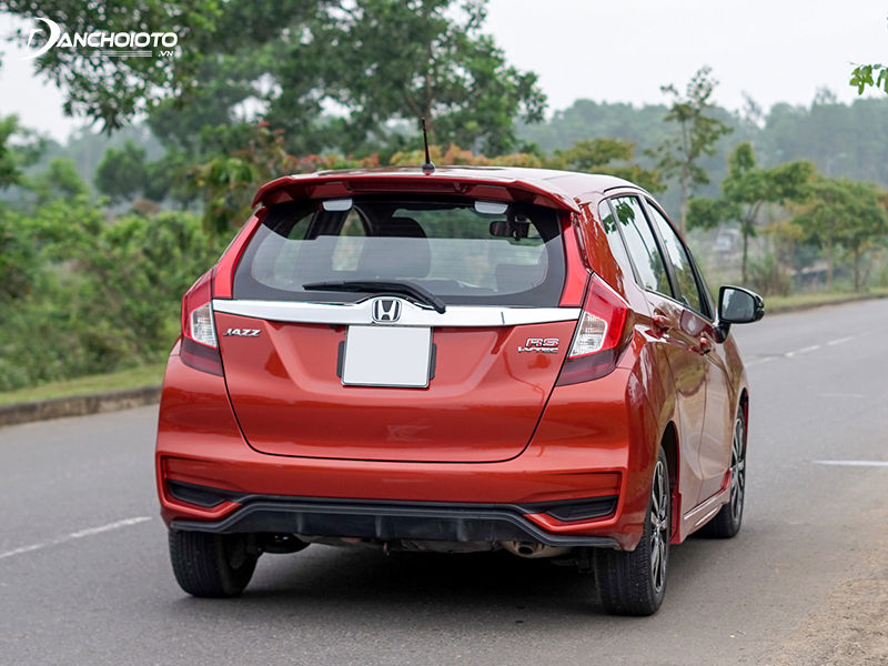 Đuôi xe Honda Jazz 2023 khá gọn, cũng được thiết kế theo lối dập nổi tạo khối mang tính thể thao