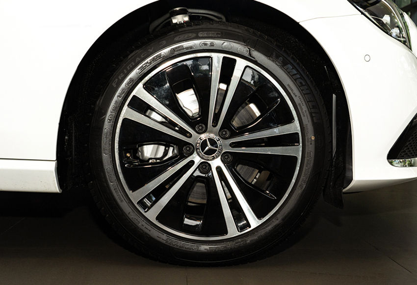 Mercedes E180 2023 dùng mâm 18inch 5 chấu kép
