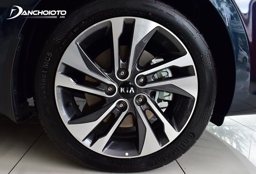 Kia Rondo 2020 sử dụng lazang hợp kim 17 inch