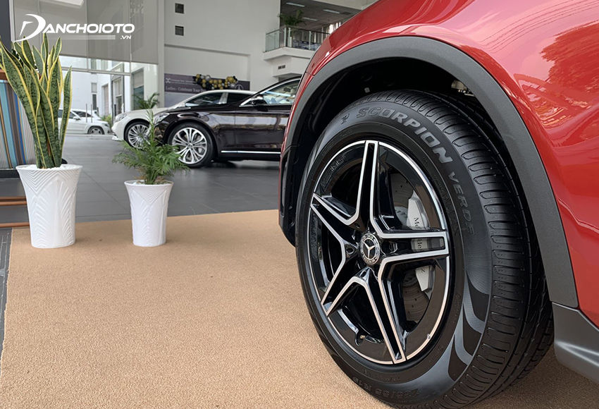 Mercedes GLC 300 và GLC 300 Coupe cùng sử dụng lazang 19 inch 5 chấu kép hình ngôi sao