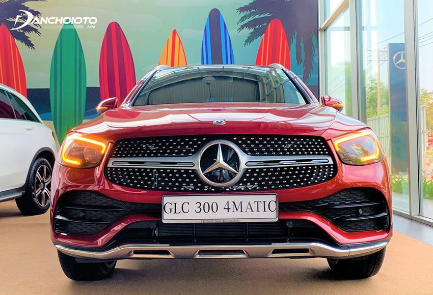 Đầu xe Mercedes GLC 300 AMG 2023 ấn tượng với lưới tản nhiệt kim cương sang trọng, bóng bẩy