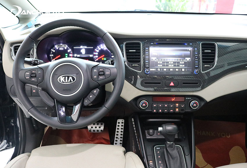 Bảng taplo Kia Rondo 2020 có thiết kế không đặc sắc cũng không quá đơn điệu