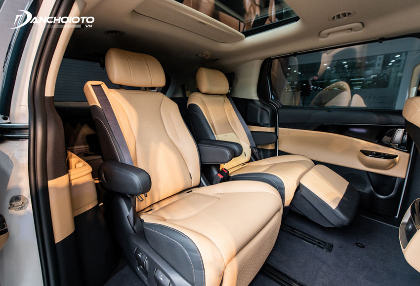 Hàng ghế thứ hai trên bản Kia Carnival 2023 7 chỗ có đệm đùi, chỉnh điện, sưởi và làm mát