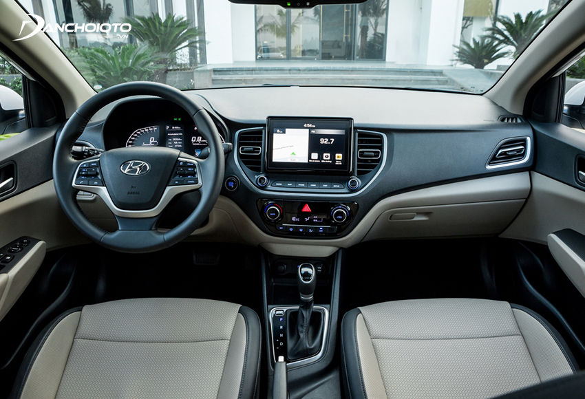 Thiết kế nội thất Hyundai Accent 2023 tiếp tục duy trì kiểu dáng đơn giản với phong cách đối xứng quen thuộc
