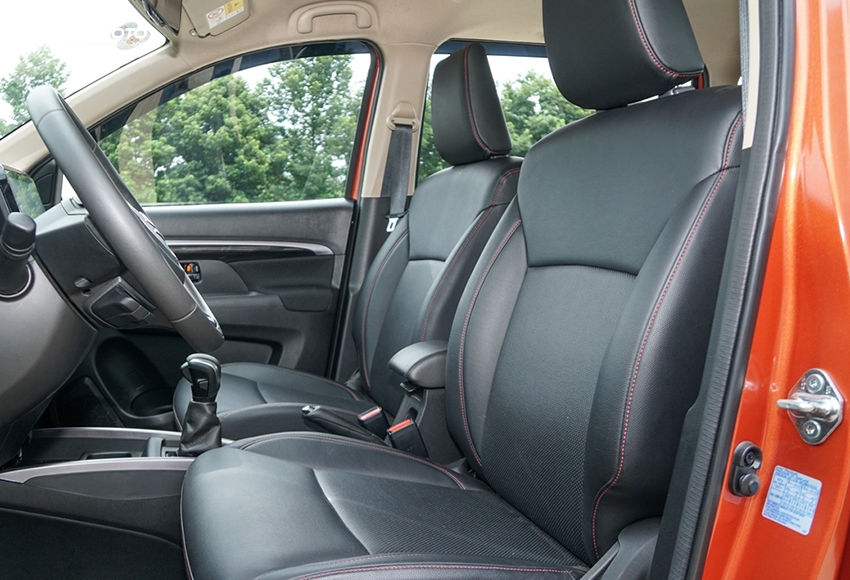 Hàng ghế trước Suzuki XL7 2023 ngồi rộng rãi, tựa ghế hơi ôm người tương đối thoải mái