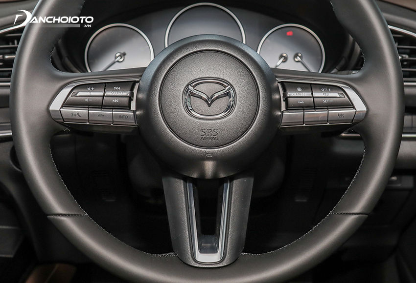 Vô lăng Mazda CX-30 2023 3 chấu bọc da, viền kim loại