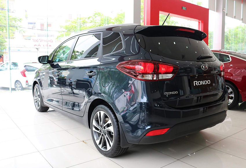 Cụm đèn hậu Kia Rondo 2020 đầy đặn thiết kế nổi khá thu hút với công nghệ LED