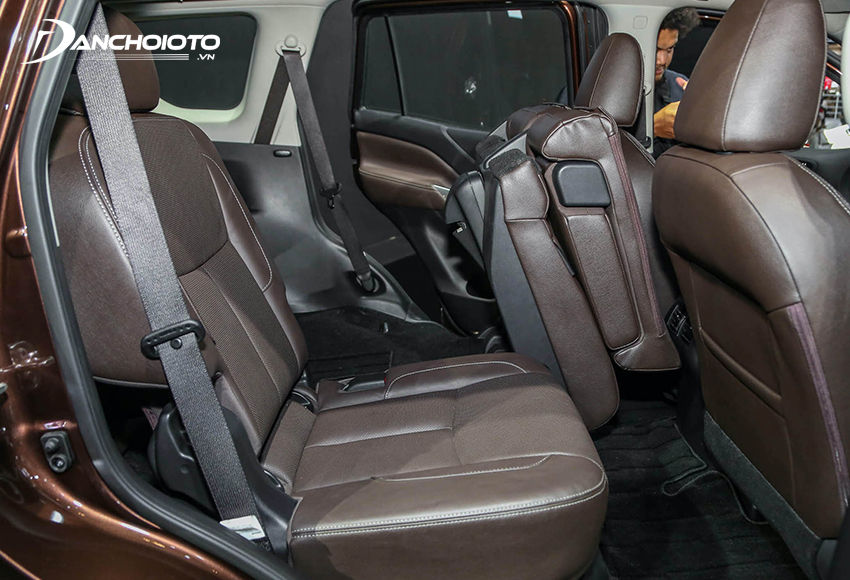Một điểm rất hay là Nissan Terra 2023 có tính năng gập hàng ghế thứ 2 một chạm thông qua nút điều khiển đặt ở khu vực ghế lái