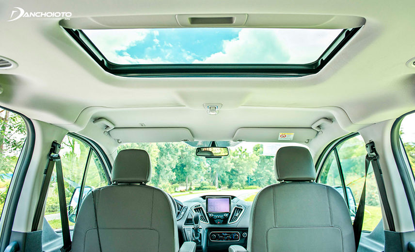 Cửa sổ trời Ford Tourneo 2023