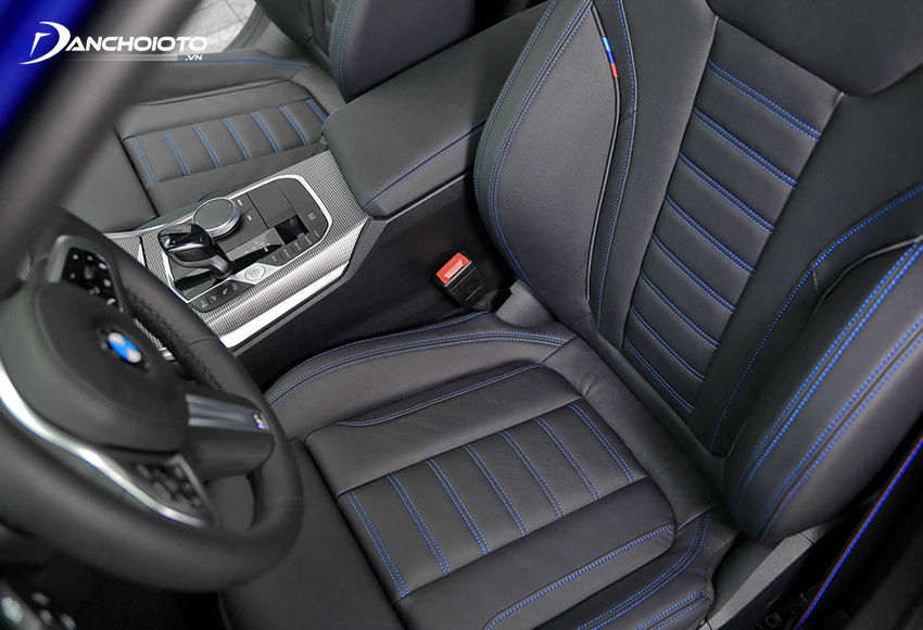 Hàng ghế trước BMW 330i M Sport 2023 thiết kế theo phong cách thể thao