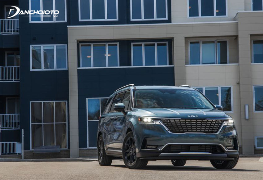 Cản trước Kia Carnival 2023 cũng được tinh chỉnh lại, đem đến cảm giác cứng cáp, càng ra dáng SUV hơn