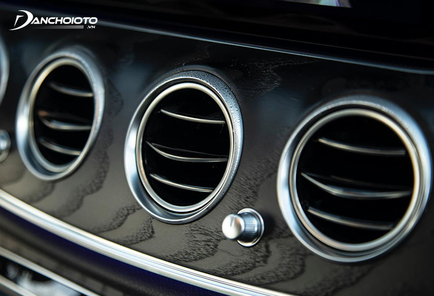 Bảng taplo và ốp cửa E300 AMG 2023 kết hợp thêm ốp gỗ Open-pore cao cấp