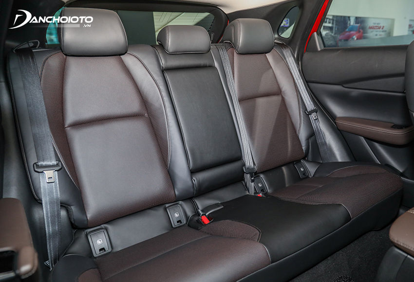 Hàng ghế sau Mazda CX-30 2023 có đầy đủ tựa đầu 3 vị trí và bệ để tay trung tâm