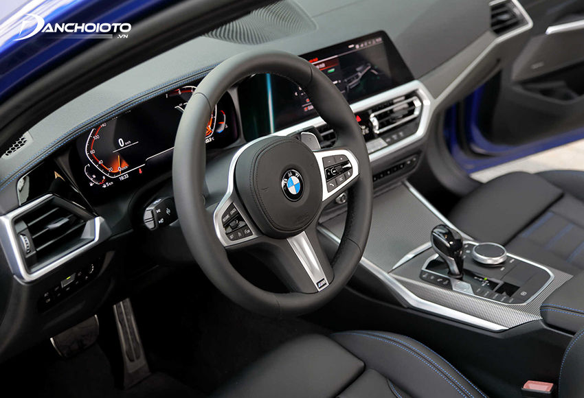 Vô lăng 330i 2023 thiết kế 3 chấu phong cách thể thao với gói M Sport
