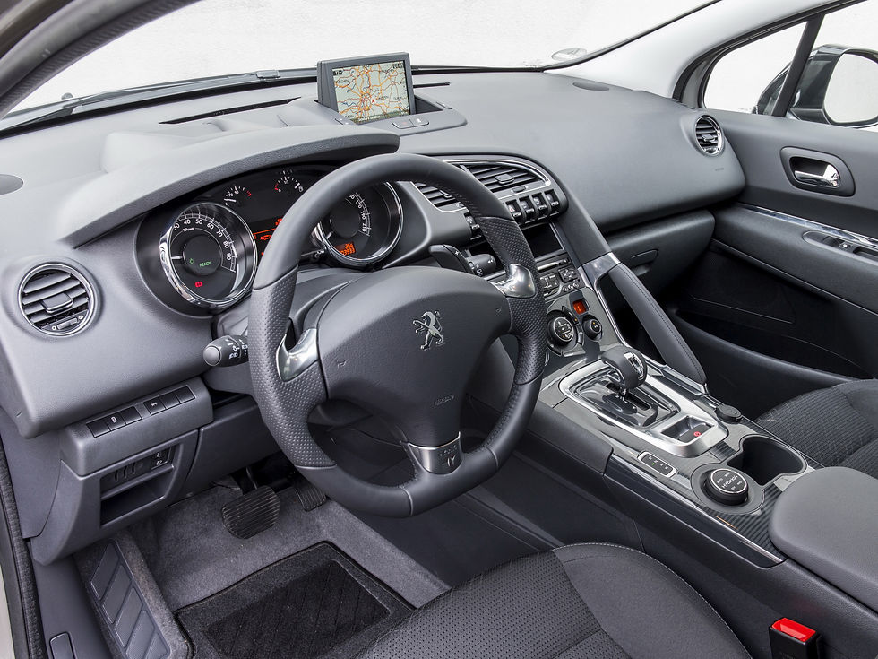 Khoang cabin Peugeot 3008 2014 cũ gây ấn tượng với người sử dụng khi cho cảm giác sang trọng