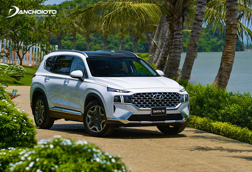 Hyundai SantaFe là mẫu crossover đô thị có thế mạnh về độ tiện nghi, thoải mái khi đi phố