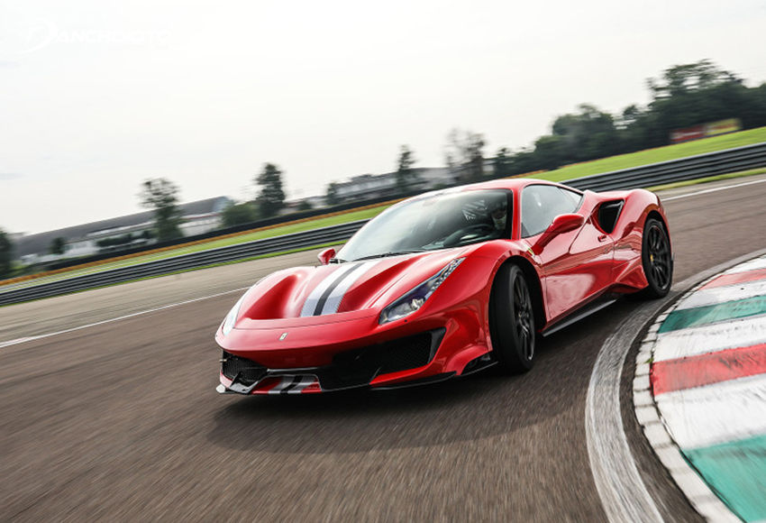 Ferrari 488 GTB Coupe có công suất cực đại 670 mã lực