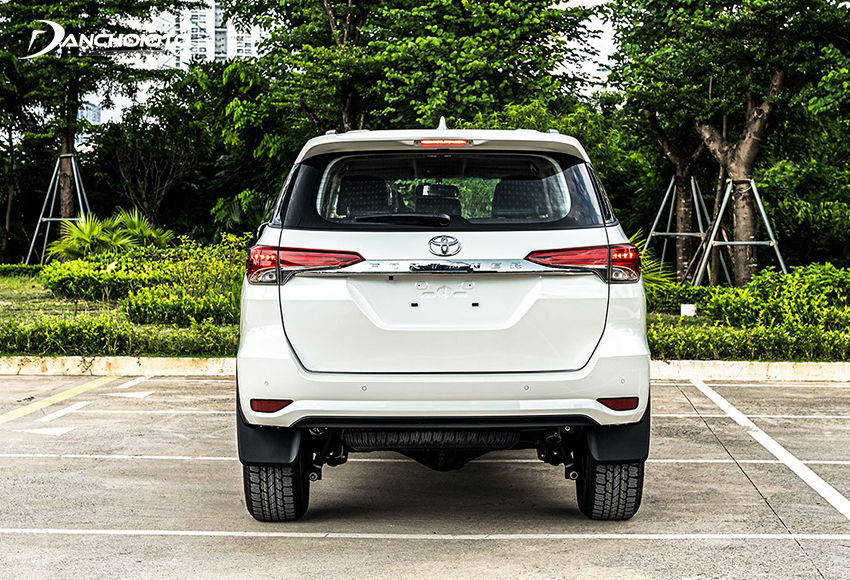 Đuôi xe Toyota Fortuner 2023 sử dụng những đường nét vuông vắn làm thiết kế chủ đạo
