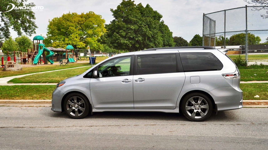 Phần thân xe của Toyota Sienna 2015 cũ