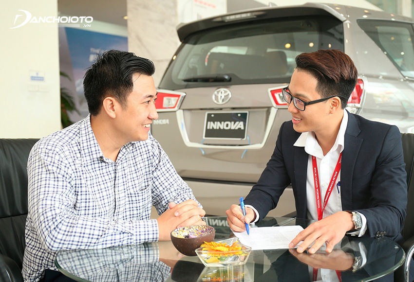 Thủ tục nhận xe ô tô mới khá đơn giản