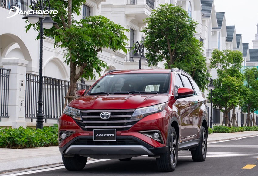 Toyota Rush là một mẫu SUV 7 chỗ nhỏ gọn có thiết kế cứng cáp, gầm cao năng động