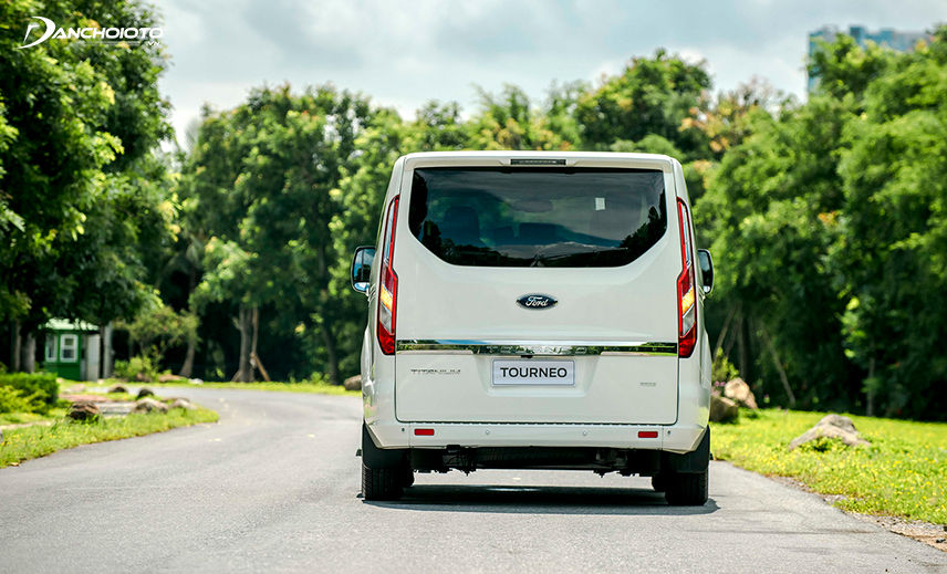 Đèn hậu Ford Tourneo 2023 chạy dọc theo cột sau