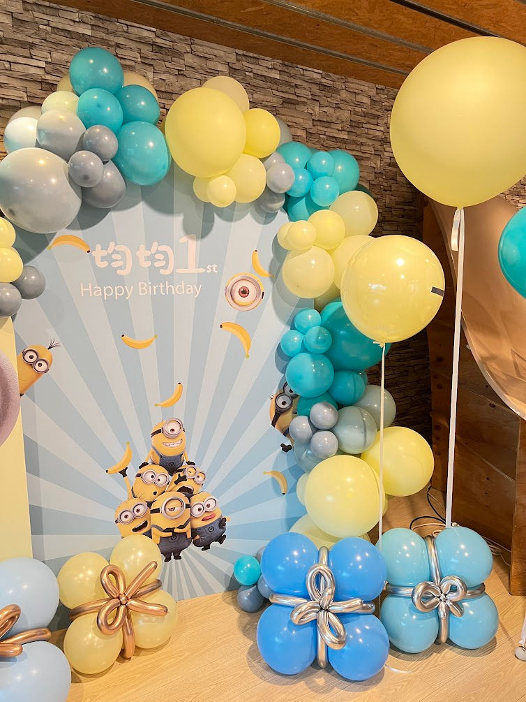 縮圖：卡通主題｜小小兵主題氣球佈置-背板佈置
