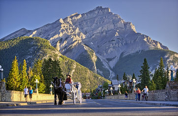 Destination_Signature_Banff_Avenue_Summer_Paul_Zizka_2_Horizontal-min.jpg