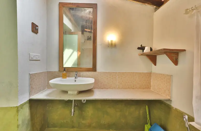 Caju Grove Family room toilet 2.webp