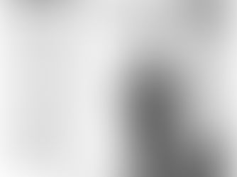 מורה לגיטרה מנגן בקיבוץ בתקופת מלחמה – שילוב של שירות צבאי ומוזיקה