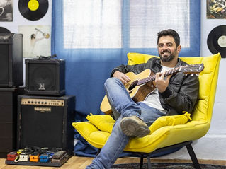 לימוד גיטרה למתחילים ולמתקדמים – תרגול פריטות ואקורדים בשיעור מהבית