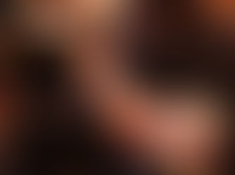 מורה לגיטרה מעביר שיעור אישי באווירה חמה בסטודיו מוזיקלי בצפון