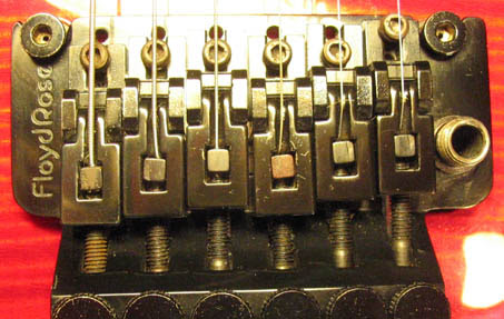 Nel ponte floyd-rose è possibile regolare l'avanzamento e l'altezza di ciascuna selletta