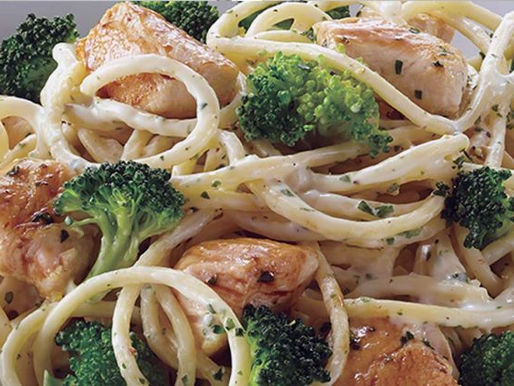 ESPAGUETI A LA CREMA CON BRÓCOLI Y PECHUGA.