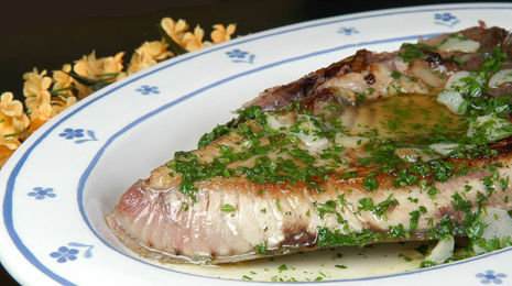 ATÚN A LA PLANCHA CON AJO Y PEREJIL