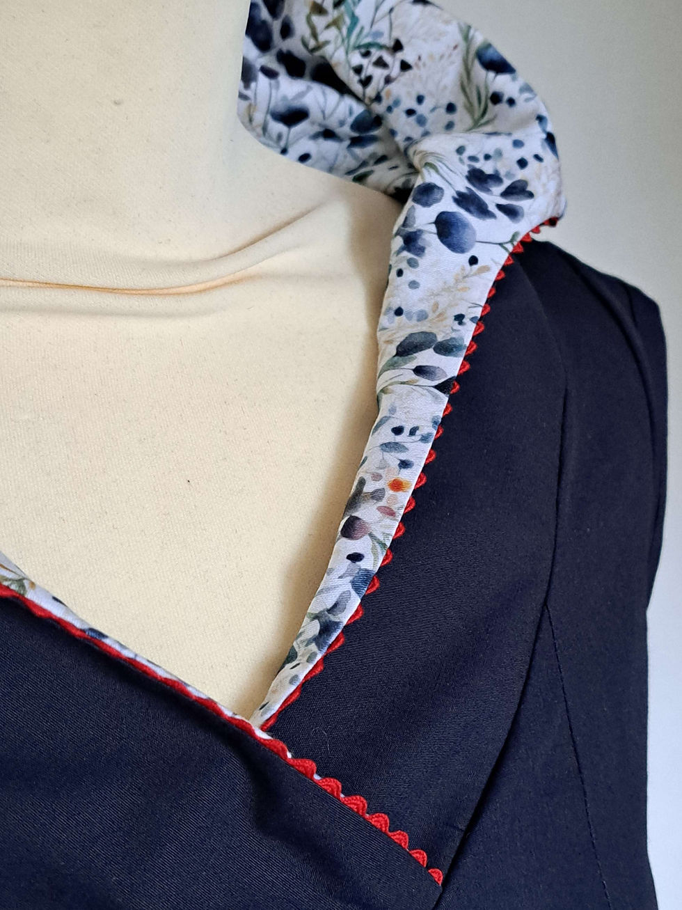 Miniaturbild: Kapuzendirndl dunkelblau-weiß