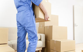 荷ほどきをする業者