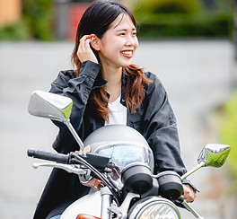 バイクに乗った女性