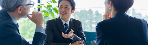 三人で商談する