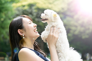 犬を抱きかかえる女性