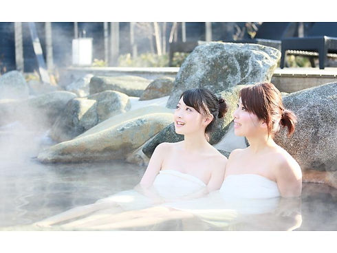 温泉でくつろぐ女性