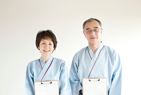 カルテを持ち微笑む患者