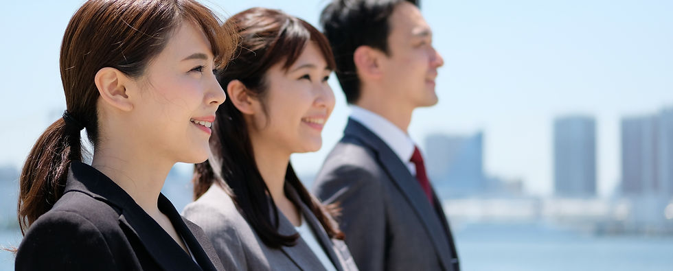 スーツ姿の男女