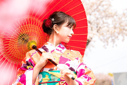 和傘を指す着物女性