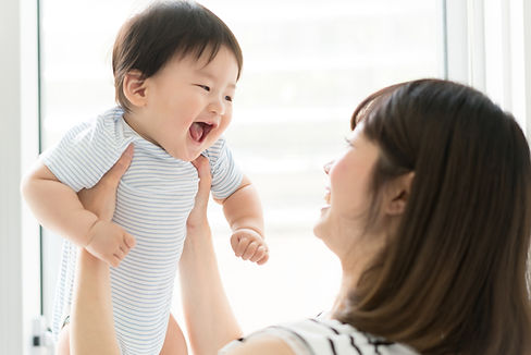 赤ちゃんを抱っこするお母さん
