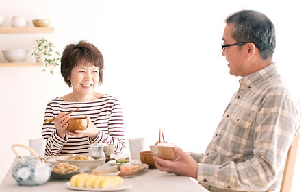 食事をするシニア
