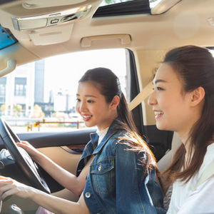 運転する女性